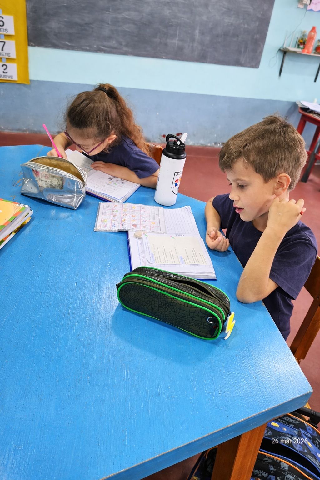 Alumno participando en una actividad creativa.