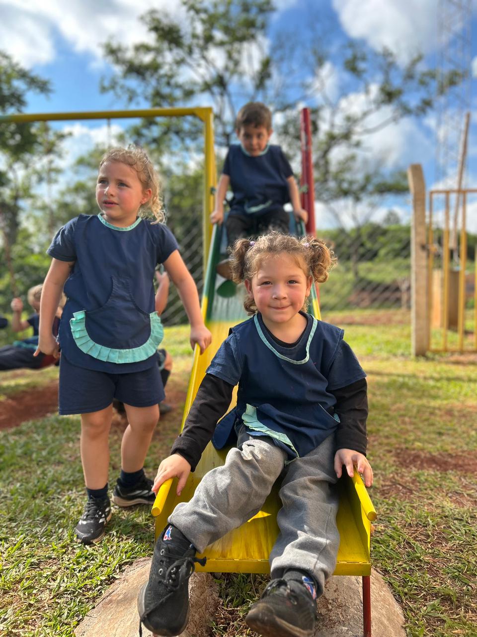 Niños jugando en el patio de la escuela.